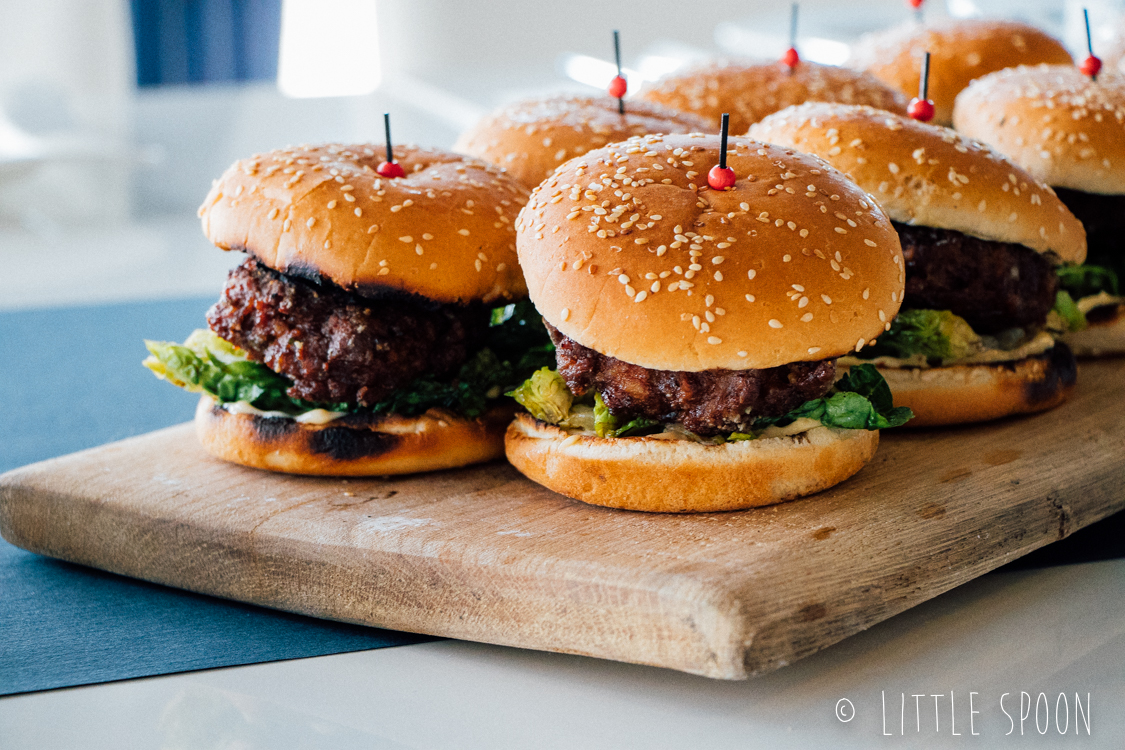 Spiesjes van buikspek met frisse mangosalade