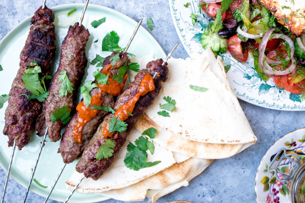 Köfte van rundvlees met een pittige tomatendipje