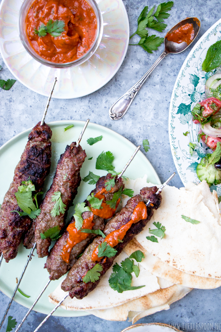 Köfte van rundvlees met een pittige tomatendipje 