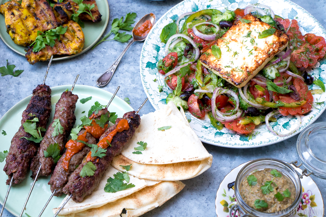 Köfte van rundvlees met een pittige tomatendipje 