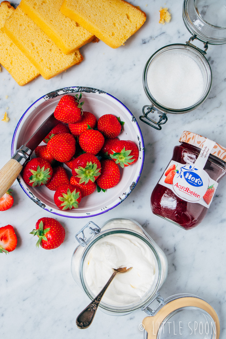 Zomerse aardbeien trifle met aardbeienjam