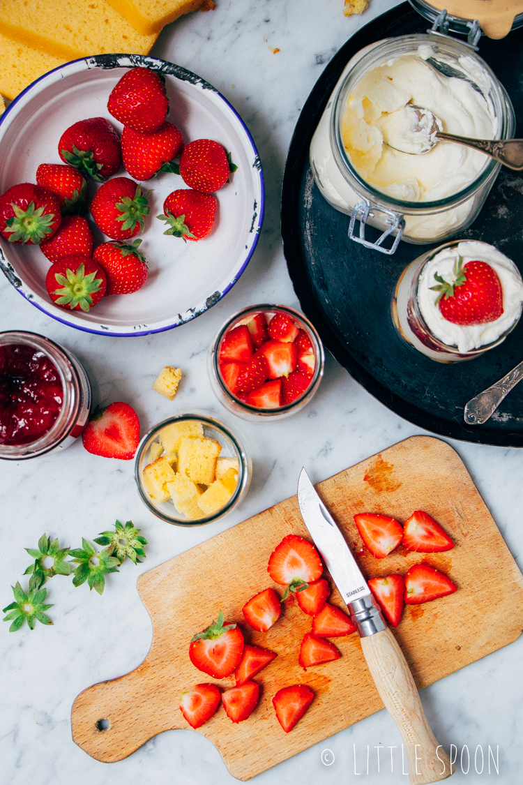 Zomerse aardbeien trifle met aardbeienjam