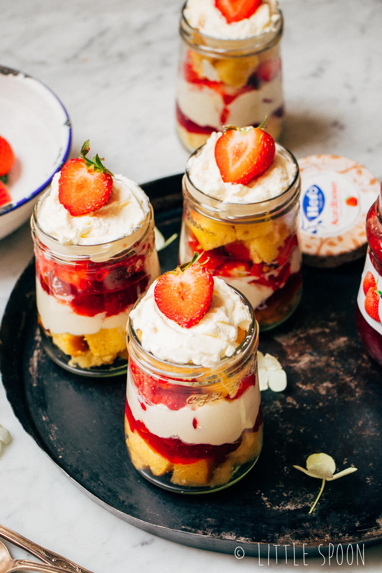 Zomerse aardbeien trifle met aardbeienjam