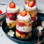 Zomerse aardbeien trifle met aardbeienjam