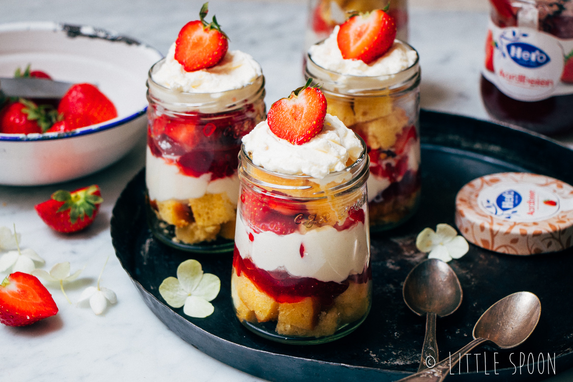 Zomerse aardbeien trifle met aardbeienjam