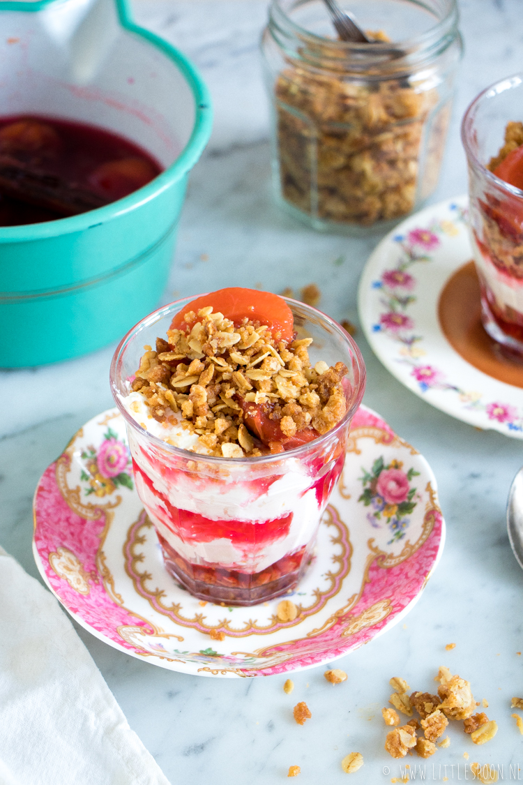 Toetje met gepocheerde pruimen, zout-zoete havermoutcrumble en clotted cream