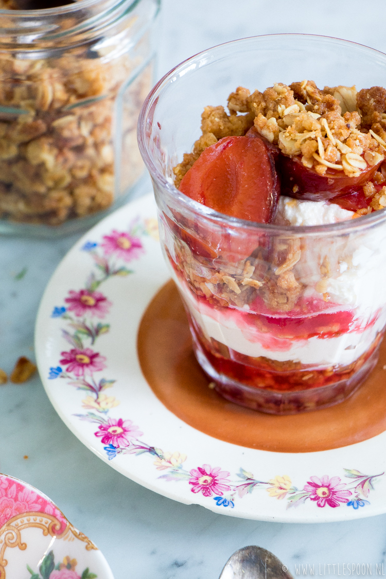 Toetje met gepocheerde pruimen, zout-zoete havermoutcrumble en clotted cream