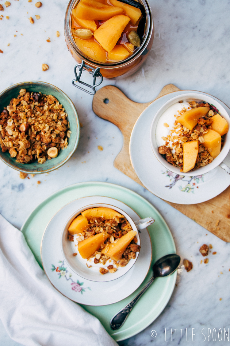 Gepocheerde kweeperen met salty crumble en Griekse yoghurt