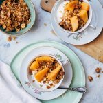 Gepocheerde kweeperen met salty crumble en Griekse yoghurt