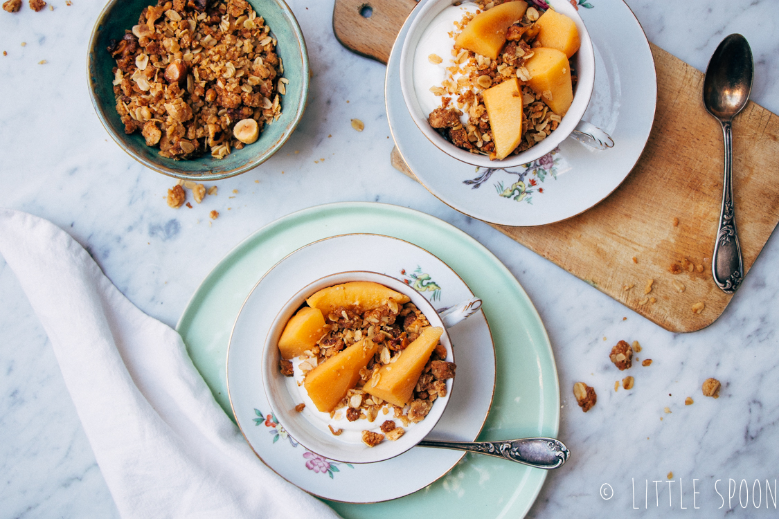 Gepocheerde kweeperen met salty crumble en Griekse yoghurt