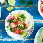 Thaise witlofsalade met grapefruit, garnalen, kokos en koriander