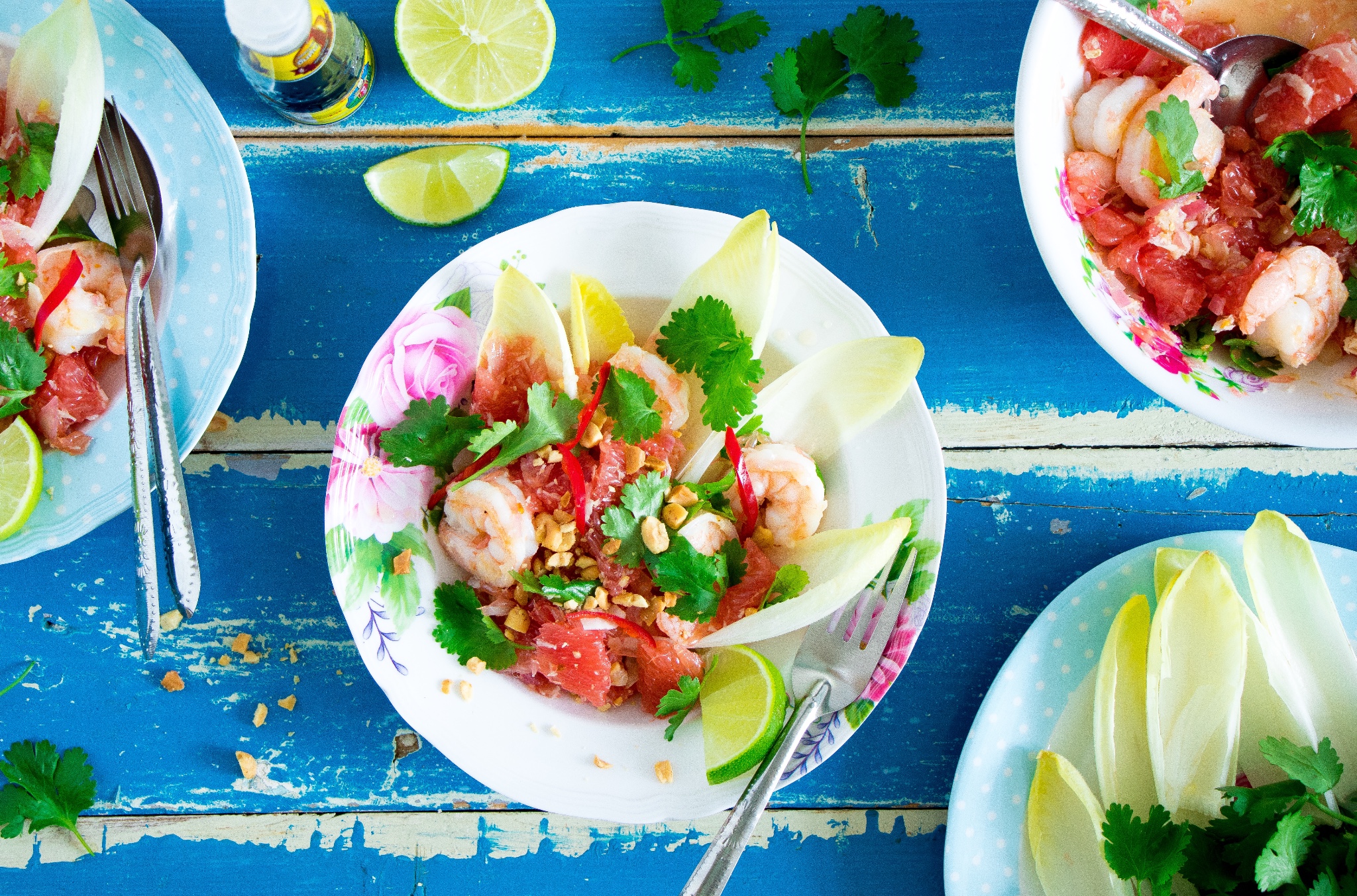 Thaise witlofsalade met grapefruit, garnalen, kokos en koriander