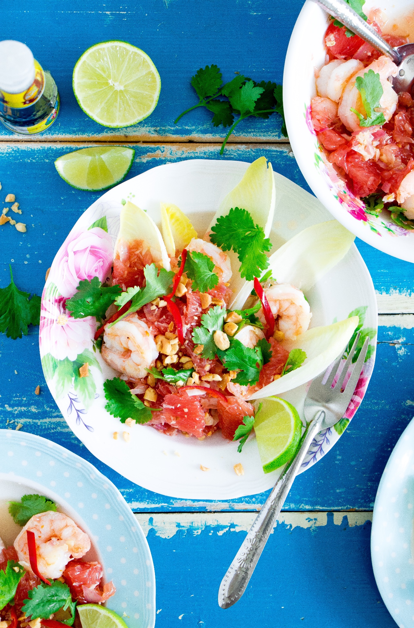 Thaise witlofsalade met grapefruit, garnalen, kokos en koriander