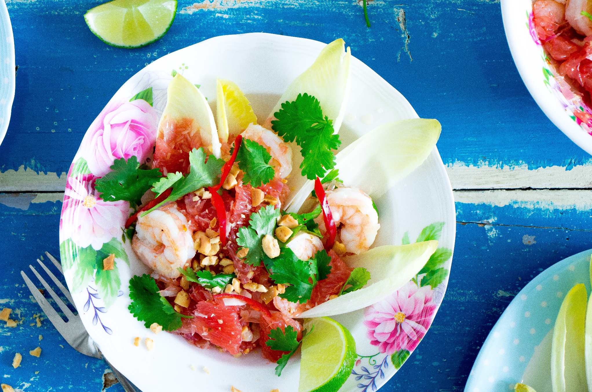 Thaise witlofsalade met grapefruit, garnalen, kokos en koriander