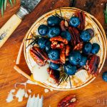 Gebakken camembert uit de oven met blauwe bessen, honing en rozemarijn