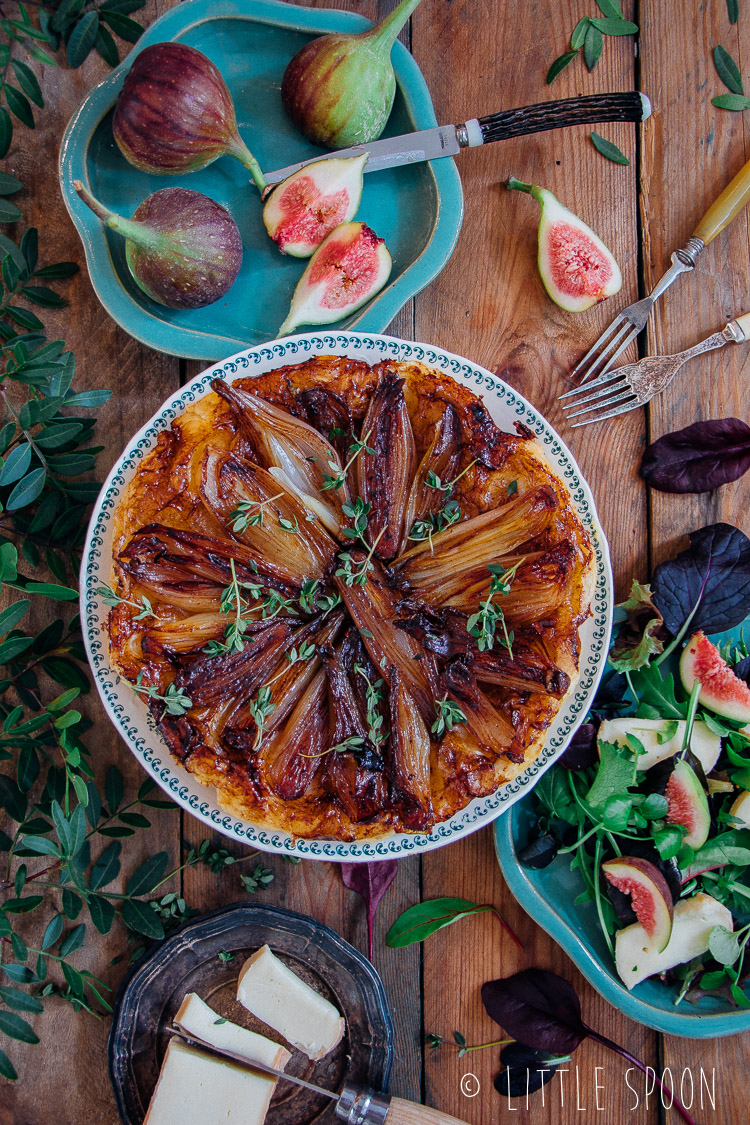 Tarte tatin van sjalotten met een kruidige salade