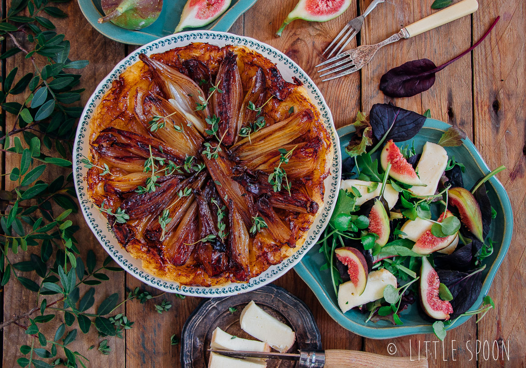 Tarte tatin van sjalotten met een kruidige salade