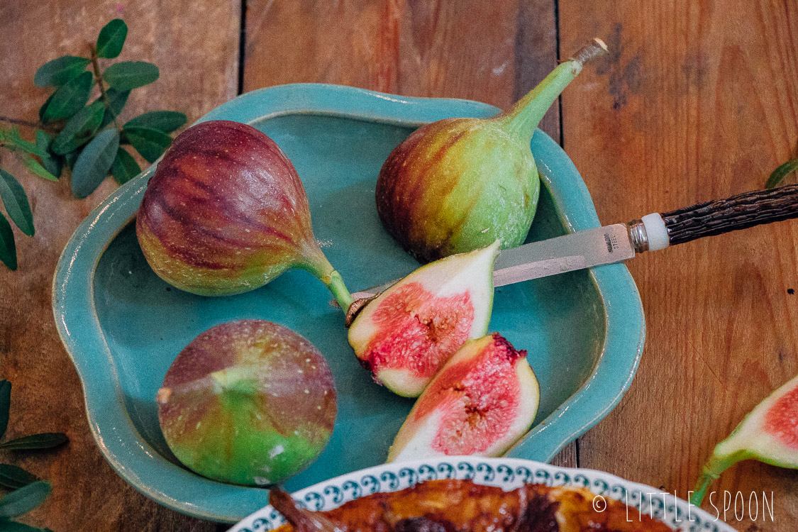 Tarte tatin van sjalotten met een kruidige salade