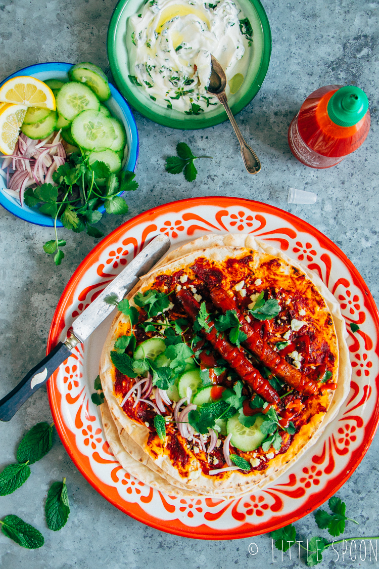 Turkse pizza met merguez worstjes, feta en salade