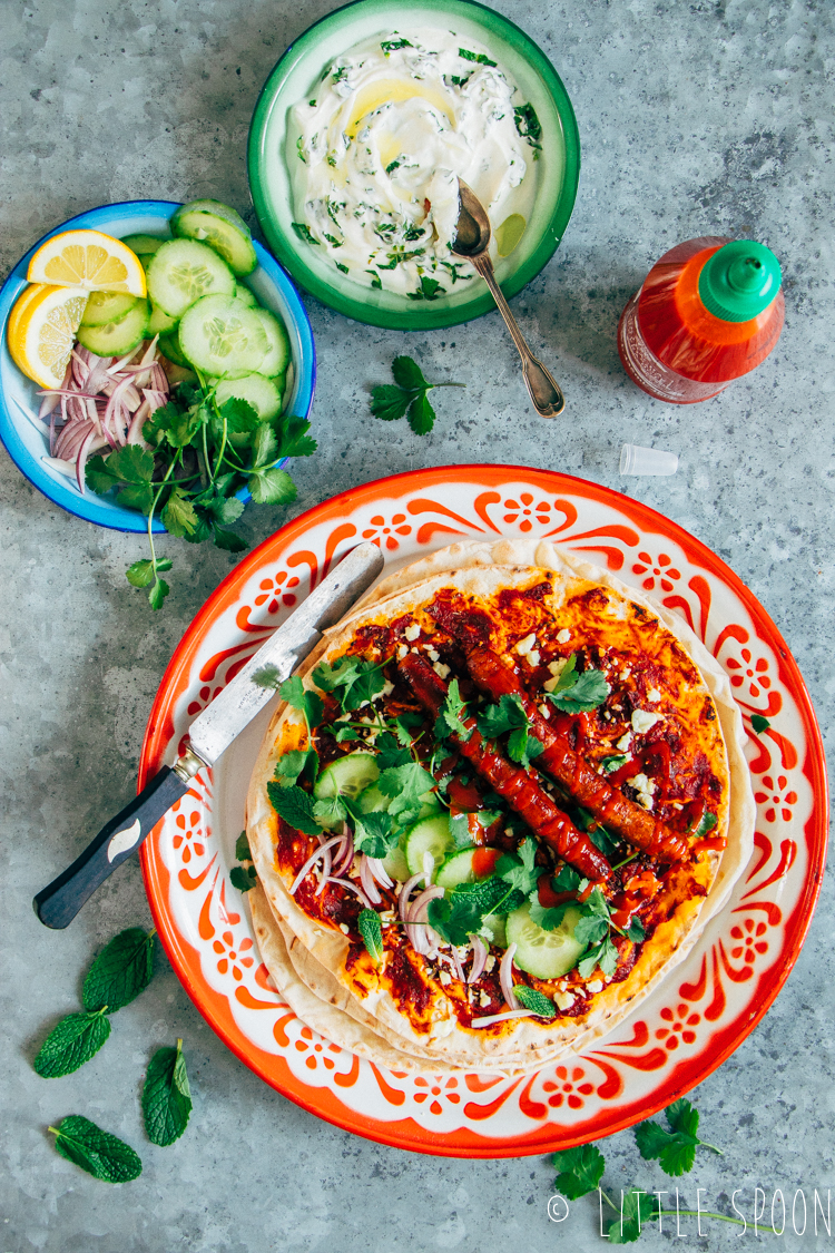 Turkse pizza met merguez worstjes, feta en salade