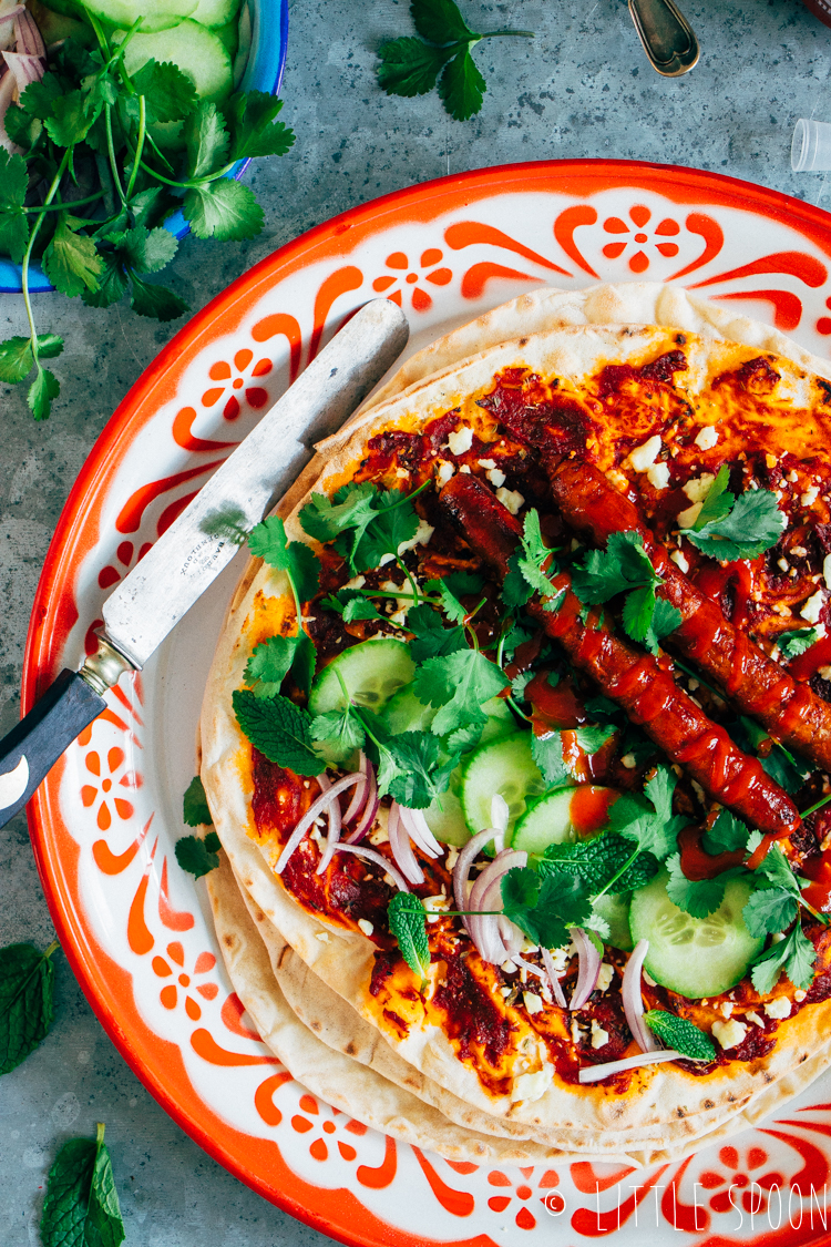 Turkse pizza met merguez worstjes, feta en salade