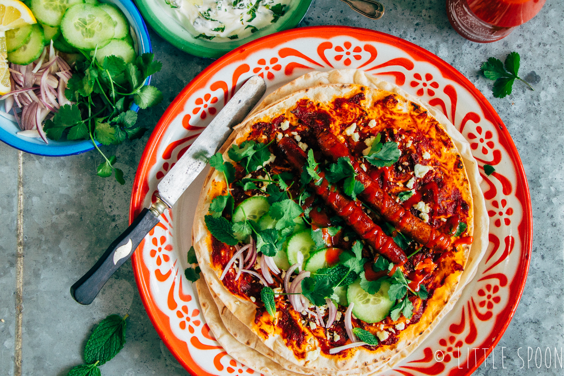 Turkse pizza met merguez worstjes, feta en salade