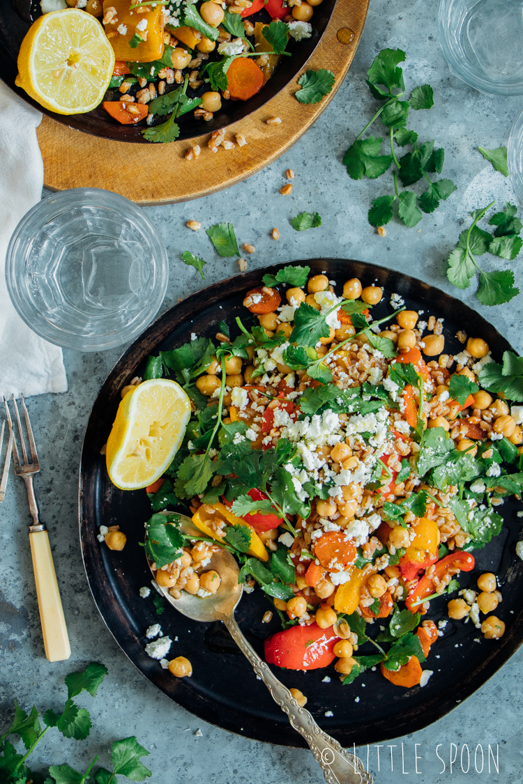 Salade met spelt, geroosterde groente uit de oven, kikkererwten, koriander en feta