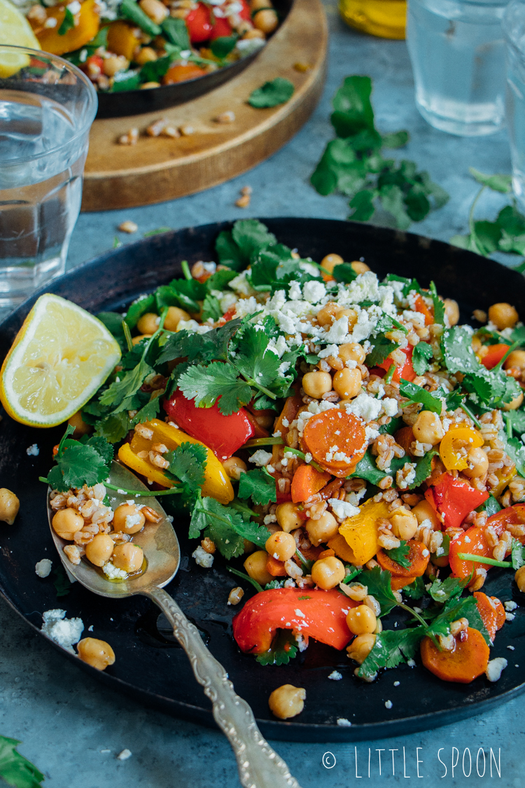 Salade met spelt, geroosterde groente uit de oven, kikkererwten, koriander en feta