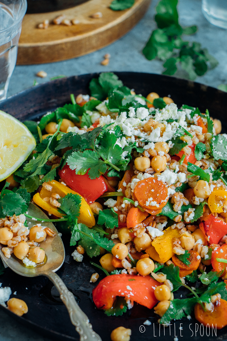 Salade met spelt, geroosterde groente uit de oven, kikkererwten, koriander en feta