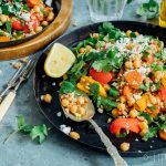 Salade met spelt, geroosterde groente uit de oven, kikkererwten, koriander en feta