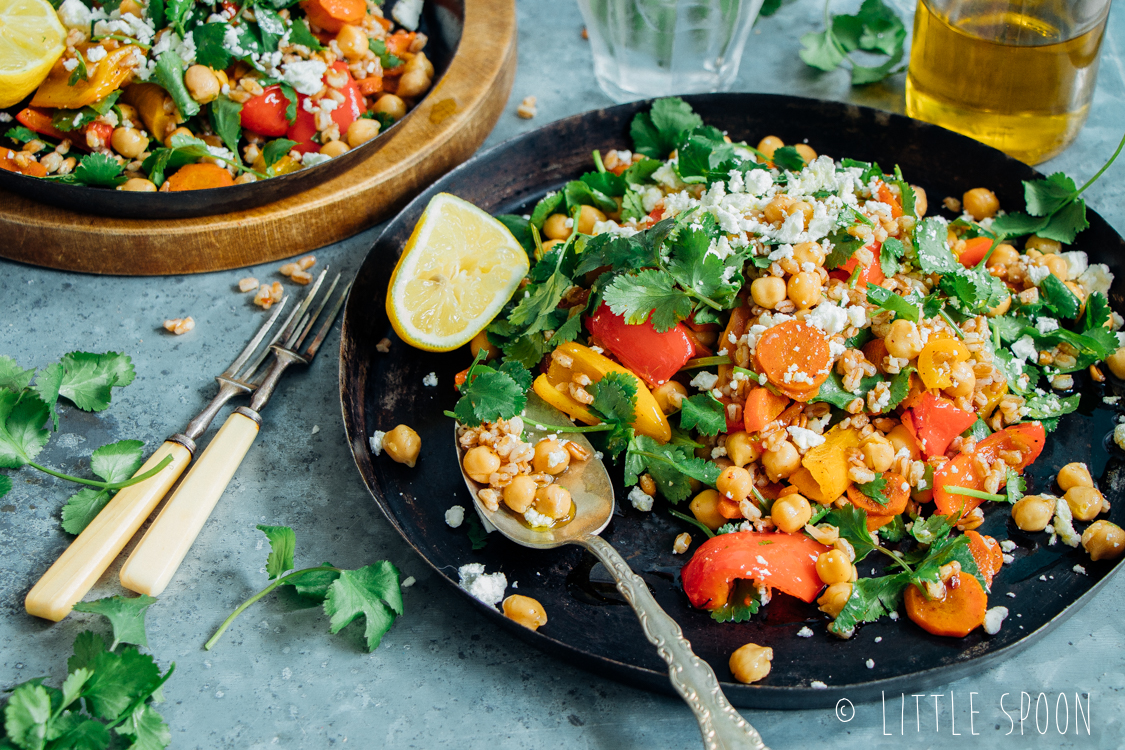 Salade met spelt, geroosterde groente uit de oven, kikkererwten, koriander en feta