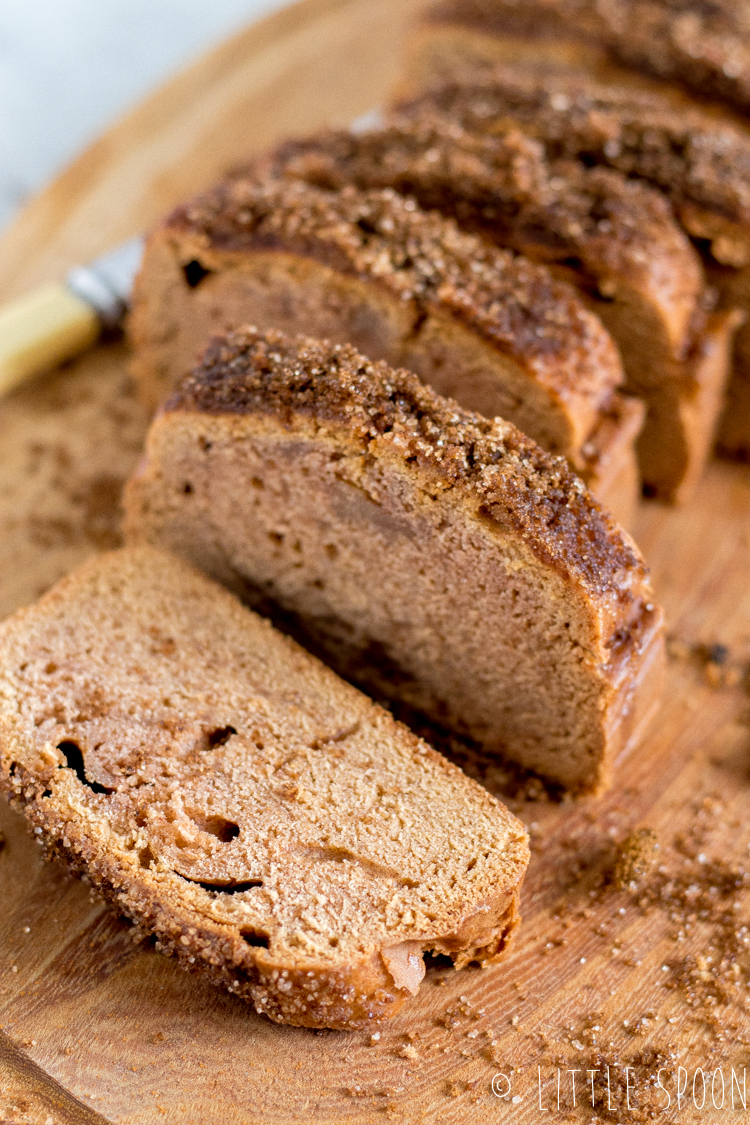 KANEELBROOD MET KROKANT SUIKERLAAGJE EN ROOMKAAS