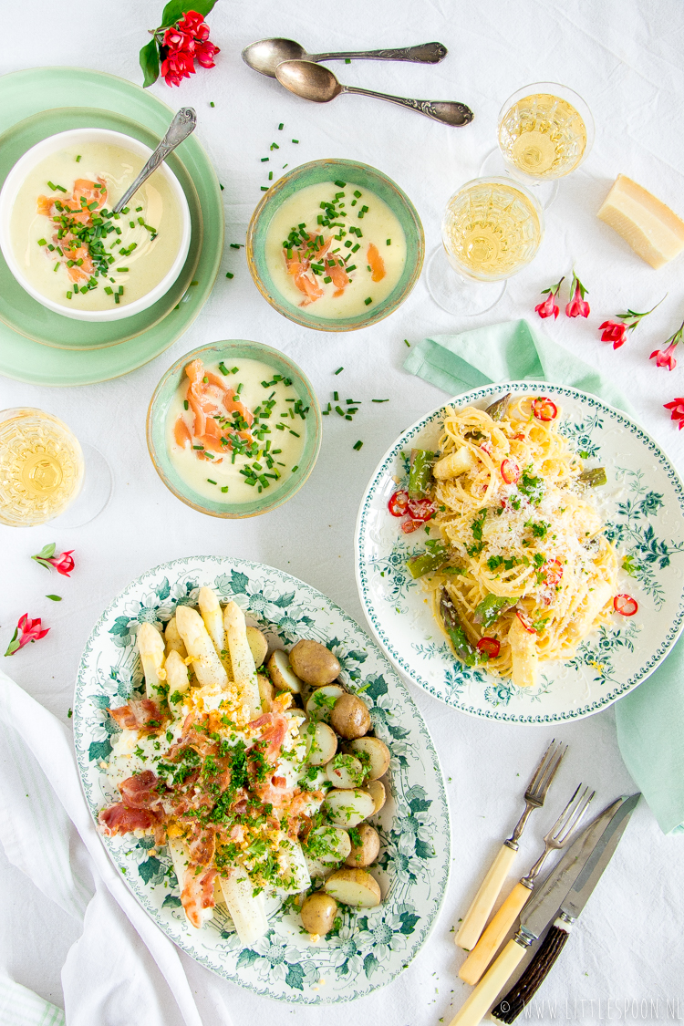 Witte asperges met roombotersaus, krokant gebakken spek, eitjes en krieltjes in de schil