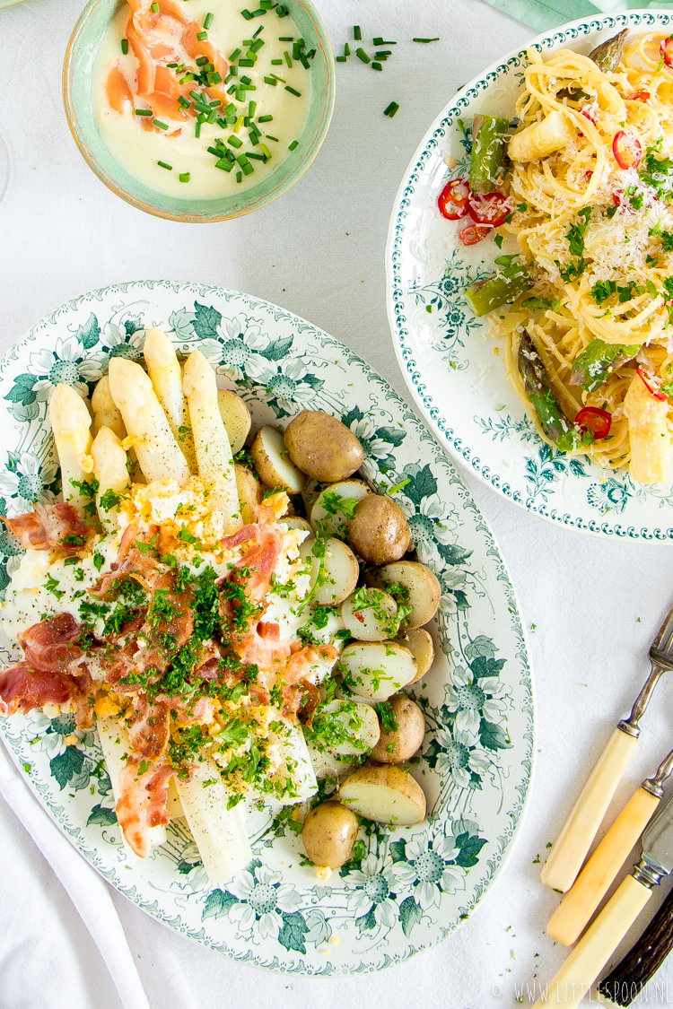 Hij Vermelding Dierentuin Witte asperges met roombotersaus, krokant gebakken spek, eitjes en  krieltjes in de schil - Little Spoon