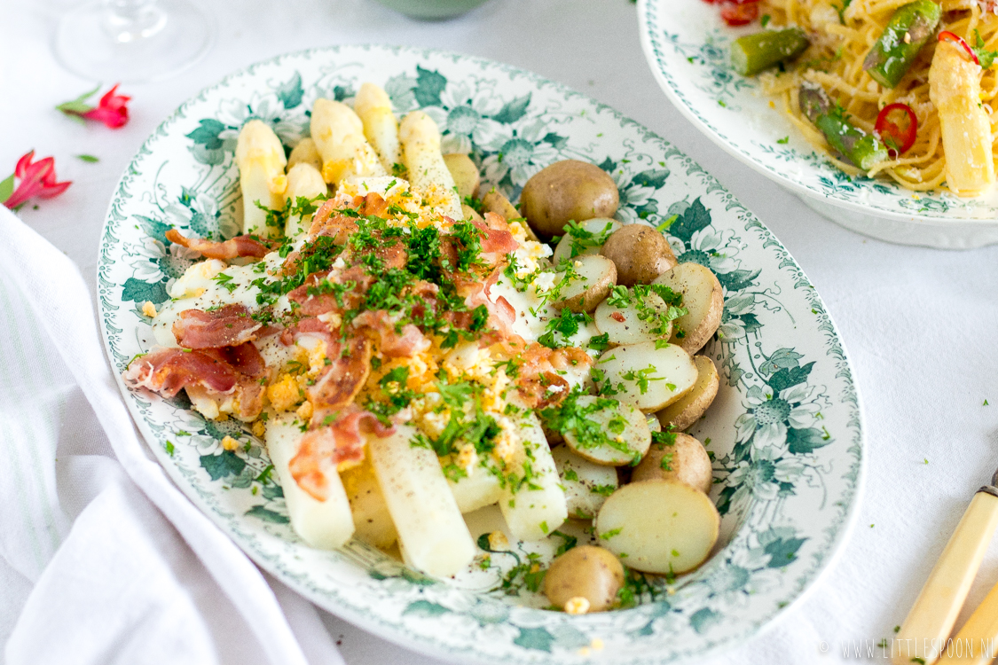 Hij Vermelding Dierentuin Witte asperges met roombotersaus, krokant gebakken spek, eitjes en  krieltjes in de schil - Little Spoon