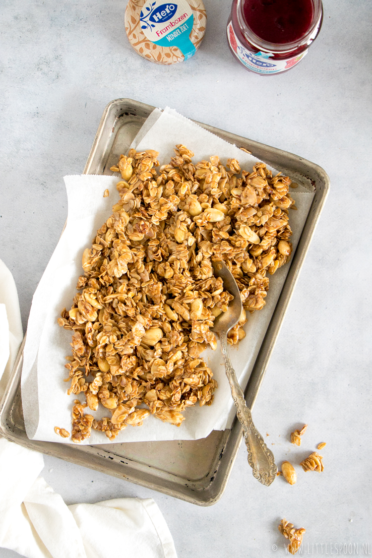 Chunky kaneelgranola met kokosflakes, Hero Frambozen minder zoet en Griekse yoghurt