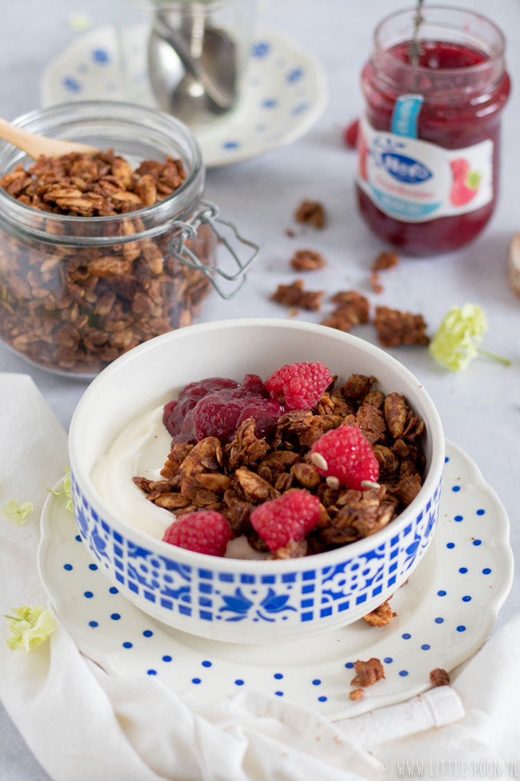 Chunky kaneelgranola met kokosflakes, Hero Frambozen minder zoet en Griekse yoghurt