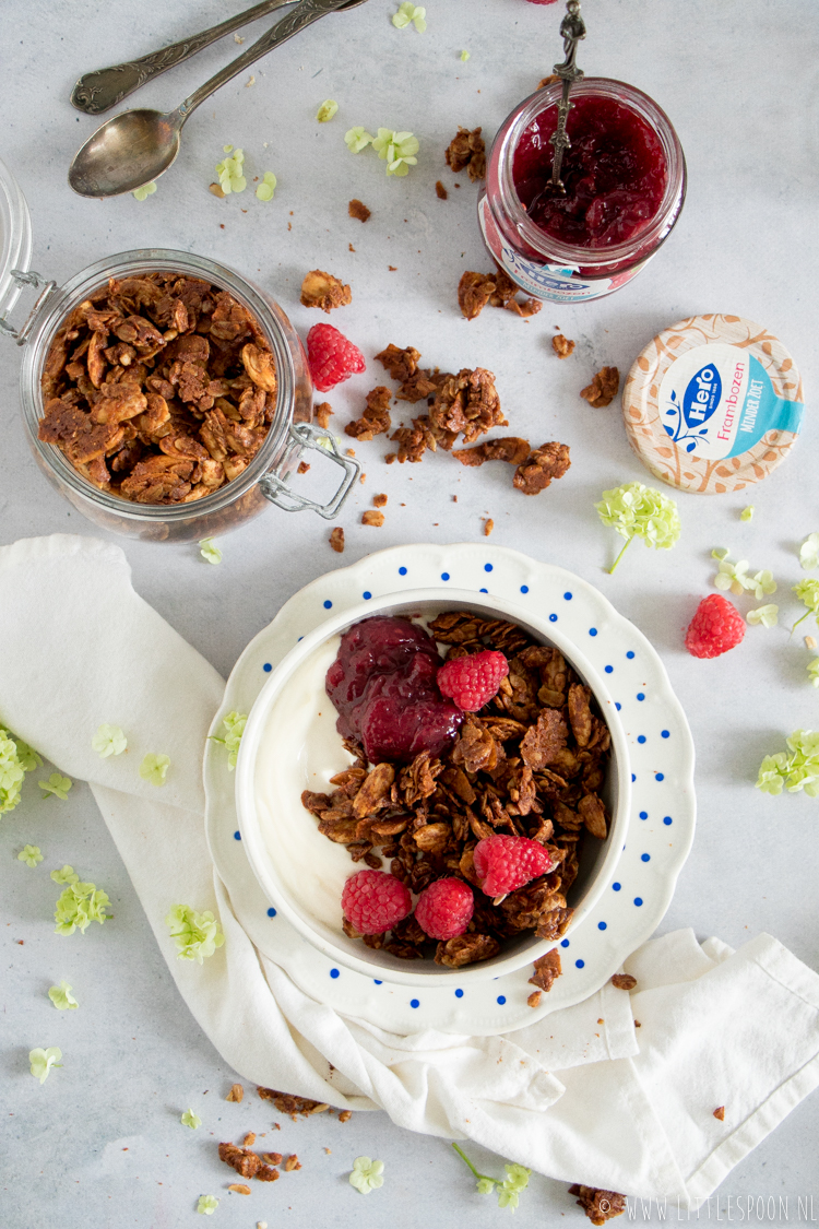 Chunky kaneelgranola met kokosflakes, Hero Frambozen minder zoet en Griekse yoghurt