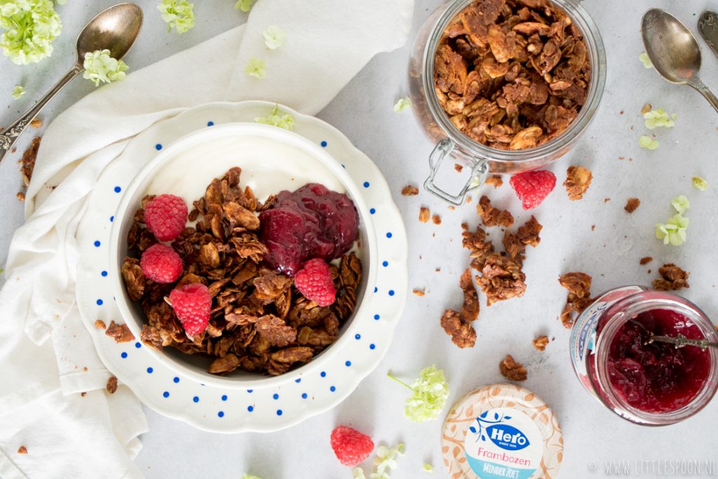 Chunky kaneelgranola met kokosflakes, Hero Frambozen minder zoet en Griekse yoghurt