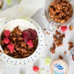 Chunky kaneelgranola met kokosflakes, Hero Frambozen minder zoet en Griekse yoghurt