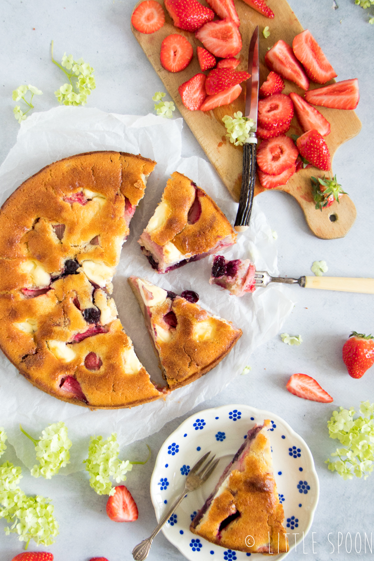 Zomerse cake met rabarber, aardbeien en kersen