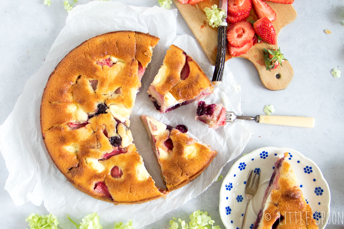 Zomerse cake met rabarber, aardbeien en kersen