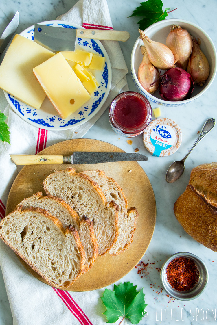 Zuurdesemtosti met emmentaler, gruyère, gekarameliseerde ui en Hero Minder Zoet aardbeienjam