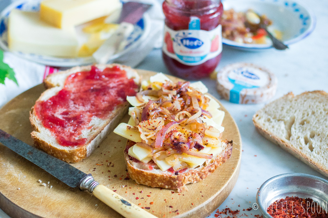 Zuurdesemtosti met emmentaler, gruyère, gekarameliseerde ui en Hero Minder Zoet aardbeienjam