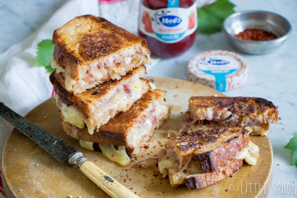 Zuurdesemtosti met emmentaler, gruyère, gekarameliseerde ui en Hero Minder Zoet aardbeienjam