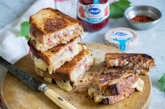 Zuurdesemtosti met emmentaler, gruyère, gekarameliseerde ui en Hero Minder Zoet aardbeienjam