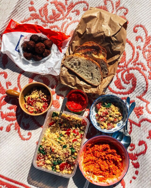 Als ik iets fantastisch vind is het wel picknicken. Een mooie plek ergens in de natuur of op het strand, een kleed vol lekkers, muziek en het liefste een goede fles wijn om na de picknick rozig naar huis te fietsen.

De afgelopen week heb ik ook een aantal x met Sam gepicknickt. De wijn liet ik even achterwegen 😉. Swipe voor wat foto’s van onze picknicks. Hij is net zo’n vreetzak als zijn moeder. Dat mannetje eet met complete overgave zijn boterham met avocado en laat het duidelijk merken als het niet snel genoeg gaat. Kind naar mijn hart ❤️.

De picknick op de eerste foto was alweer vorig jaar. Bij het Goese Sas. Met couscoussalade, een fetadip, gehaktballetjes van de slager en brood van @indebakkerij. 

Mijn succesnummers voor picknick zijn couscoussalade, maar ook allerlei smeersels. Fetadip, tonijnsalade, pakreelpate, hummus. Of picknickbrood met mozzarella en pesto, gehaktballetjes in tomatensaus... ik kan nog wel even doorgaan 🤣.

Allemaal zelfgemaakt. Meestal dan. 

Wat zijn jullie favoriete picknickplekken?
En wat neem je voor lekkers mee?

Sla deze post vooral op, om alle picknick inspiratie makkelijk terug te vinden. 

Hele mooie dag en geniet van de ☀️!
•
•
•
#picknick #lekkereten #picknicken #picknicktafel #eetsmakelijk #smakelijketen #lekkerlekker #lunchen #zeeland #fanvanzeeland #visitzeeland #smullen #watetenwevandaag #zuurdesembrood #lekker #culinaireinspiratie #foodlovefollow #fetadip #couscoussalade #gehaktballetjes #heerlijk #heerlijketen #goesesas #goesisgoes #hellozeeland