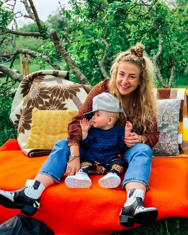 “Als de kinderen het naar hun zin hebben, zijn wij ook blij.”

Mwoh weet niet of dat helemaal voor mij geldt hoor. Maar oké, als ik dan met met Sam iets voor hem ga doen, wat in de categorie kinderparadijs valt, dan graag iets zoals @hof_poppendamme.

Om een aantal redenen. 

Het ziet er geweldig uit. Ik kom geïnspireerd thuis vanwege alle knusse hoekjes met oude meubels, kleden en banken. Elke keer ding ik: wil ik ook! 

Geen kleffe broodjes op de kaart maar pita’s met o.a gyros en tzaziki, allerlei borrelhappen en verschillende soorten ontbijt. 

Het is een kidsparadijs, echt mega leuk voor kids, maar geen hysterische en kleffe ballebak taferelen. 

Klinkt wat mij betreft als een win win 😉.

Sla deze foto dus zeker op als je nog leuke dingen met kids zoekt in Zeeland! Die je met het vlaggetje rechts onderin.

Swipe nog even naar rechts om Smulpaap Sam te zien. Zo blij ook met deze leuke foto die mijn nichtje @tarena.siwabessy van ons maakte ❤️.

De laatste tijd is het overigens Poppendamme overload want ik was er vandaag en vorig weekend ook al, spreek er binnenkort op @hartvoordesign.event en bekeek de kas omdat ik er een training wil geven met @peperinjezaak.

Nu ga ik heerlijk weekend vieren! Wat zijn jullie plannen? 
•
•
•
•
•
#hofpoppendamme #walcheren #zeeland #zeelandmetkinderen #lovezeeland #zeeuwsekust #lekkereten #uiteten #eetsmakelijk #smakelijk #smakelijketen #watetenwevandaag #fanvanzeeland #heerlijk #culinaireinspiratie #lekkers #hellozeeland #speeltuin #theetuin #buitenleven #opvakantieineigenland #leukmetkinderen #supportyourlocals