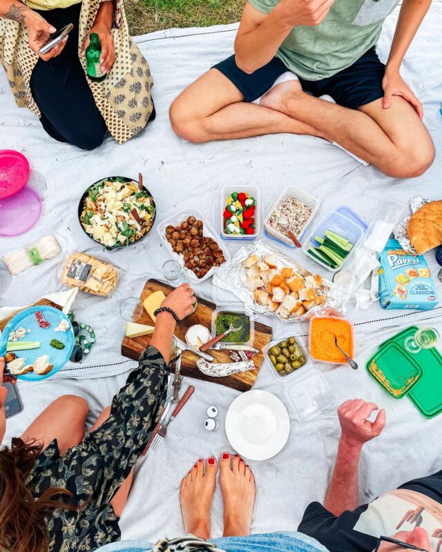 Een droomdag. Dat was het. Het stond al een eeuwigheid op mijn bucketlist. Picknicken op een onbewoond eilandje op het Veerse Meer.

Vorige week zaterdag was het eindelijk zover. Samen met mijn lieve vrienden en man huurden we een sloep en vertoefden de hele dag op het water en op die eilandjes. Het was echt zo geweldig. Soms (vaak) blijven dit soort wensen, wensen. Zo stom. Daarom ben ik echt mega blij dat we dit gedaan hebben. 

Ken je dat, van die dagen dat alles klopt? 

Mooi weer, lekkere drankjes, heerlijk eten, Buena Vista Social Club afgewisseld met zomerse house door de speakerGezelligheid en goed gezelschap ❤️. 

Nou, dit was er zo één. 

Op de foto zie je onze overdadige picknick. Ik maakte gepaneerde polpettes en fetadip. De recepten staan op @littlespoon.nl. (Link in bio.). Verder hadden we nog pasta- en tonijnsalade, kaas, gedroogde worst, pesto, fruit, goede witte wijn met veel hout. 

Swipe ook nog even naar links als je meer wil zien van het gezellige tafereel. En sla de foto op, kun je hem altijd terugvinden als je naar Zeeland gaat.

Nu droom ik van een eigen sloep. Tot die tijd huren we er af en toe één. Ik zal daar binnenkort ook nog even wat over delen. Aanrader om een keer te doen.

Wat staat er op jouw bucketlist en wil je heel snel gaan afvinken? Let me know! 
•
•
•
•
•
#picknick #lekkereten #picknicken #veersemeer #veere #picknicktafel #eetsmakelijk #smakelijketen #lekkerlekker #lunchen #zeeland #fanvanzeeland #visitzeeland #smullen #watetenwevandaag #zuurdesembrood #lekker #culinaireinspiratie #foodlovefollow #fetadip #pastasalade #gehaktballetjes #heerlijk #heerlijketen #goesisgoes #hellozeeland