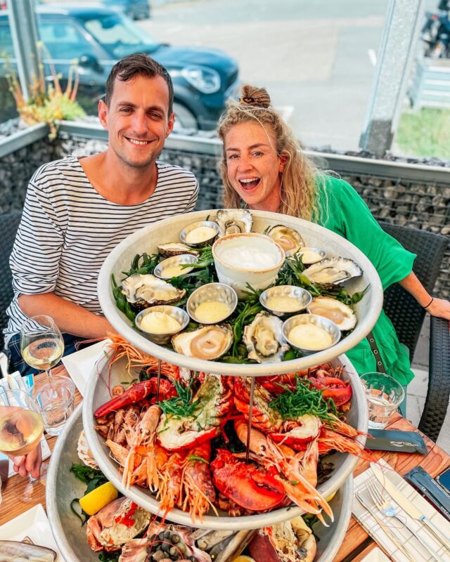 Het was mijn 15e verjaardag toen ik voor de allereerste keer fruits de mer at. Daar droomde ik van. Een groot plateau met schaal- en schelpdieren om uren te peuteren, pluizen en vooral te eten. Het was fantastisch. En die liefde voor fruits de mer is nooit meer over gegaan.

Je snapt wel dat ik behoorlijk stond te springen toen @seafarmseafood me vroeg of ik fruits de mer wilde komen eten om de opening van het seizoen te vieren. 

Sla deze foto echt even op in je mapje ‘Zeeland’, om dit plekje te onthouden. Vanaf het terras kijk je uit op de Oosterschelde en de Oosterscheldekering. Zo ontzettend mooi en bijzonder. 

We begonnen met een rondleiding langs alle onderdelen van Seafarm. De afwatering van schelpdieren in Oosterscheldewater en de duurzame kweek van tarbot. Wat een mooi bedrijf.

Daarna dus deze weldadige schaal fruits de mer. Maar ook een zoutproeverij van @zeeuwschezoute - waarvan het zout wegwaaide door de wind. Zie foto 2 😬. Een gerecht met dry age tarbot, gemaakt door @tomvinke, heerlijke wijn en g&t. 

Het voelde als een middag vakantie. Vandaag morgen kun jij dit ook ervaren. Check even @seafarmseafood voor alle info voor het Fruits de Mer Fest. 
•
•
•
•
•
#uitgenodigd #seafarm #seafarmseafood #oesters #zeeuwseoesters  #oosterscheldekering #duurzaam #garnalen #krab #oosterschelde #kreeft #fruitsdemer #zeeland #lovezeeland #zeeuwsekust #lekkereten #uiteten #eetsmakelijk #smakelijk #smakelijketen #watetenwevandaag #avondeten #heerlijk #culinaireinspiratie #lekkers #recepten #hermitgin #tarbot #fanvanzeeland #uiteten